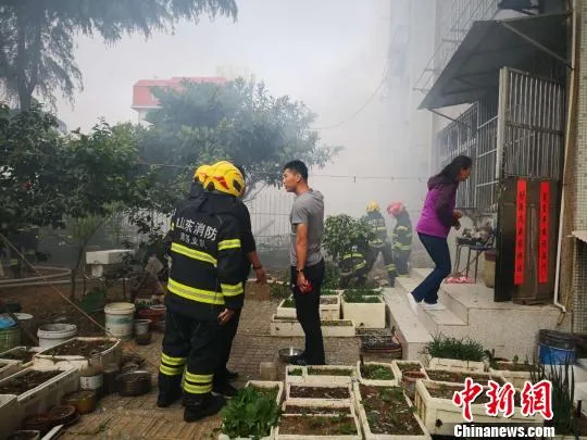 青岛市市南区一居民楼发生爆炸，官方通报4人受伤。钟欣 摄