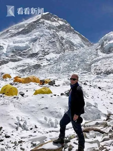 珠峰拥堵多人丧生 8000米处百人排队等数小时!