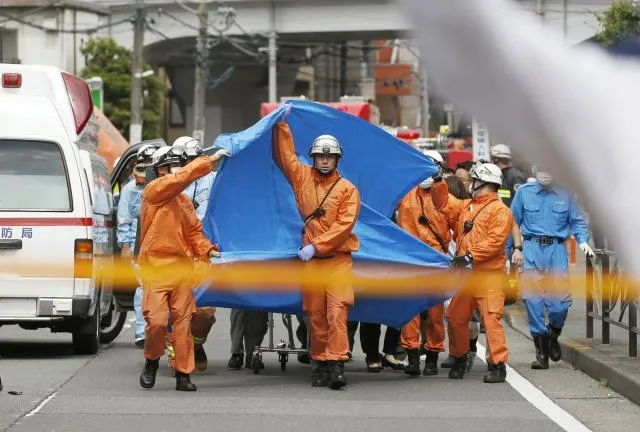 日本川崎13名儿童等校车时遭捅刺，凶嫌随机伤人或已致2死