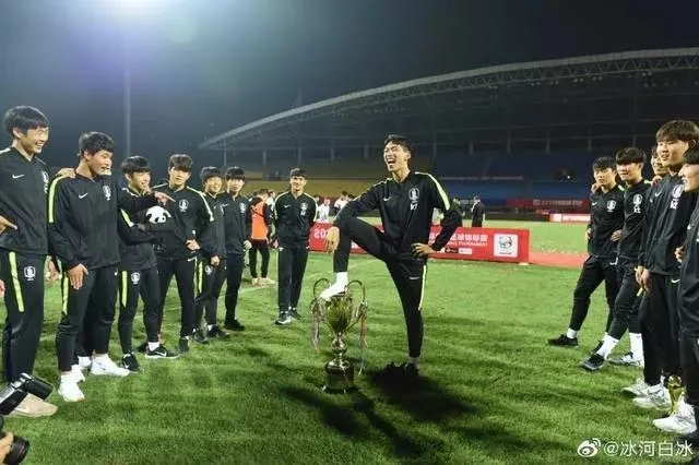 韩国球员赢中国后踩奖杯撒尿动作怎么回事？ 韩国队公开道歉了吗？