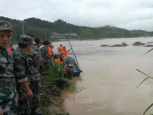 江西暴雨致122.1万人受灾 救援队翻山越岭进灾区救人！