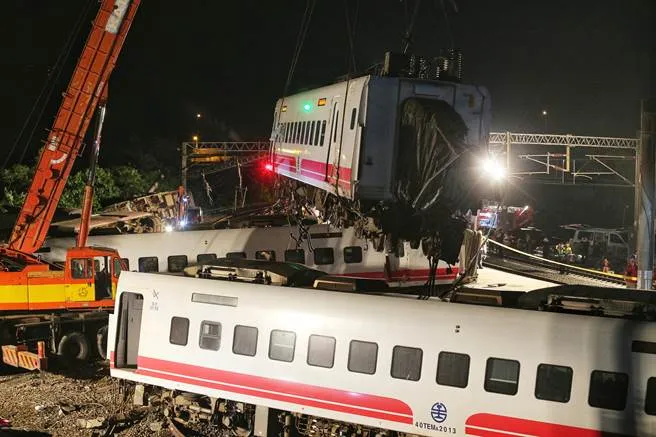 台湾列车出轨事故原因曝光2018 台铁出轨原因初判因转弯时超速