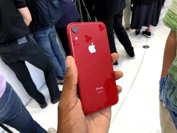 iPhone XR正式开卖！iPhone XR最便宜全面屏手机 iPhone XR评测好用吗？