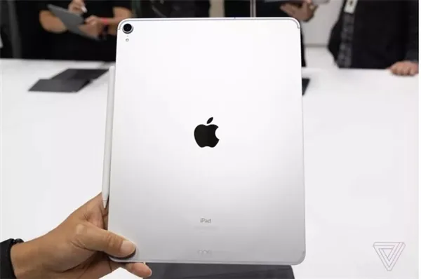 新iPad Pro上手：全面屏体验超棒 机身更薄了