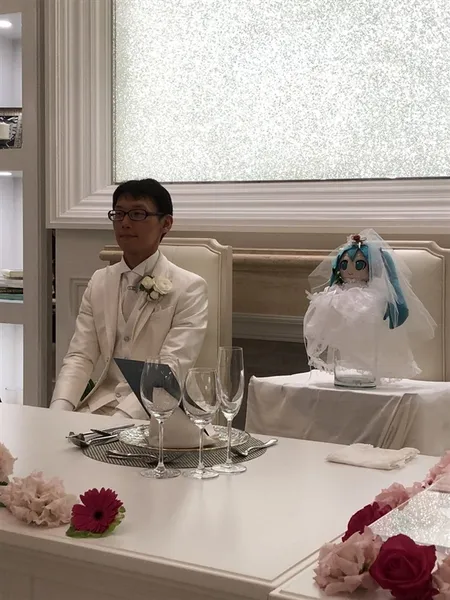 日本男子和初音未来举办婚礼 仪式隆重还有证婚人