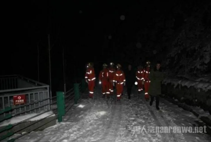 男子逃票被困雪山