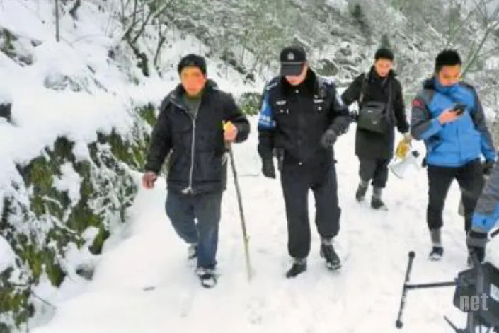 男子逃票被困雪山